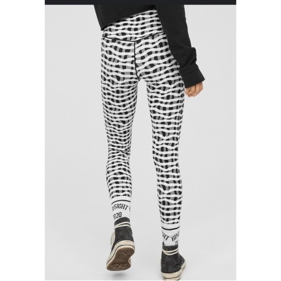 Aerie Offline Real Me Xtra 7/8 Black & White Optical Illusion Leggings Sz Medium - Picture 2 of 16